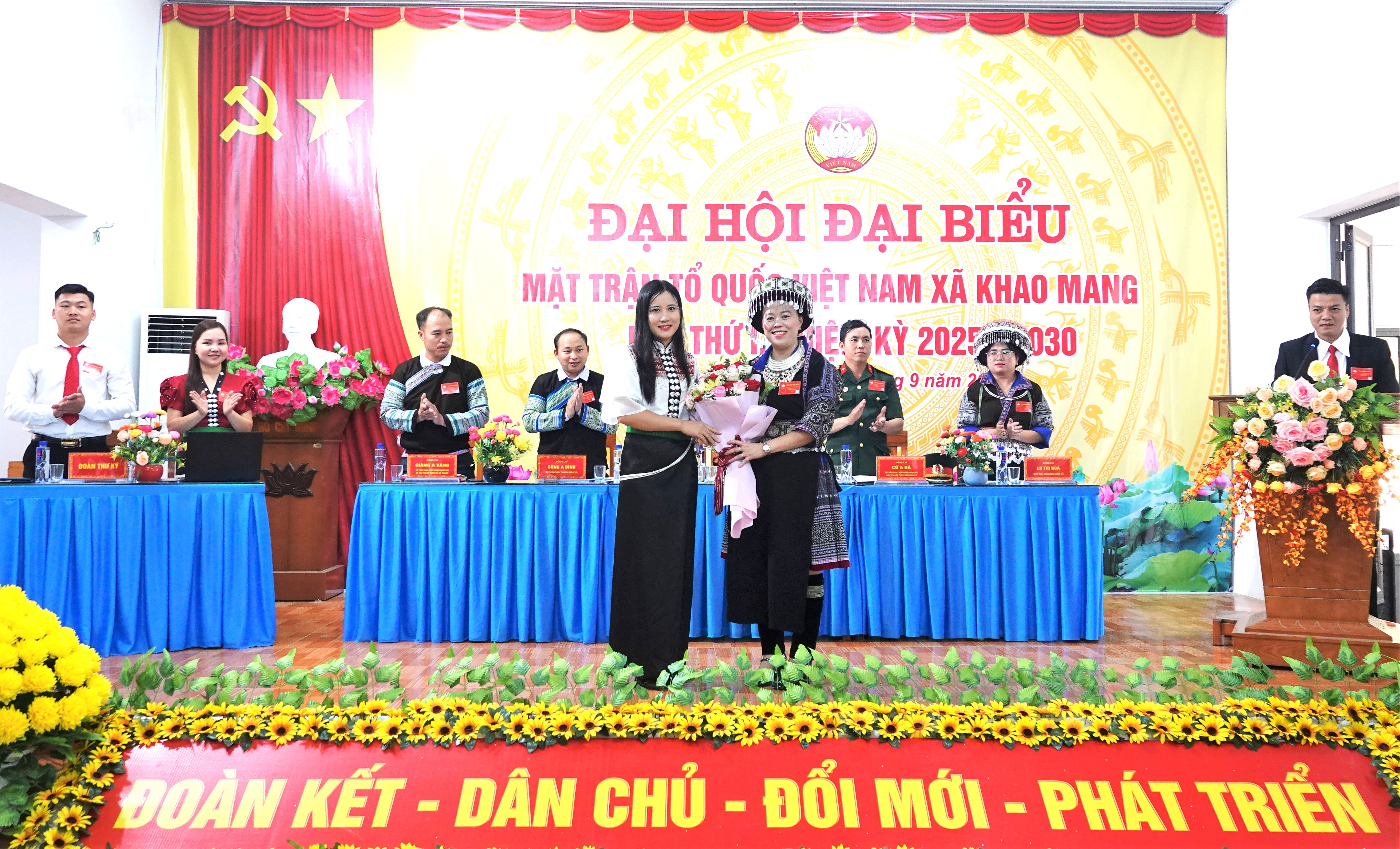 Đại diện Nhân dân các dân tộc xã Khao Mang tặng hoa chúc mừng đại hội. tanghoa1-4519.jpg