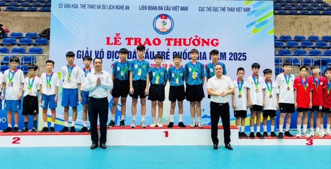 Đội tuyển Đá cầu Lào Cai (áo trắng bên phải) giành Huy chương Đồng ở nội dung 3 nam dưới 13 tuổi. hcvd.jpg