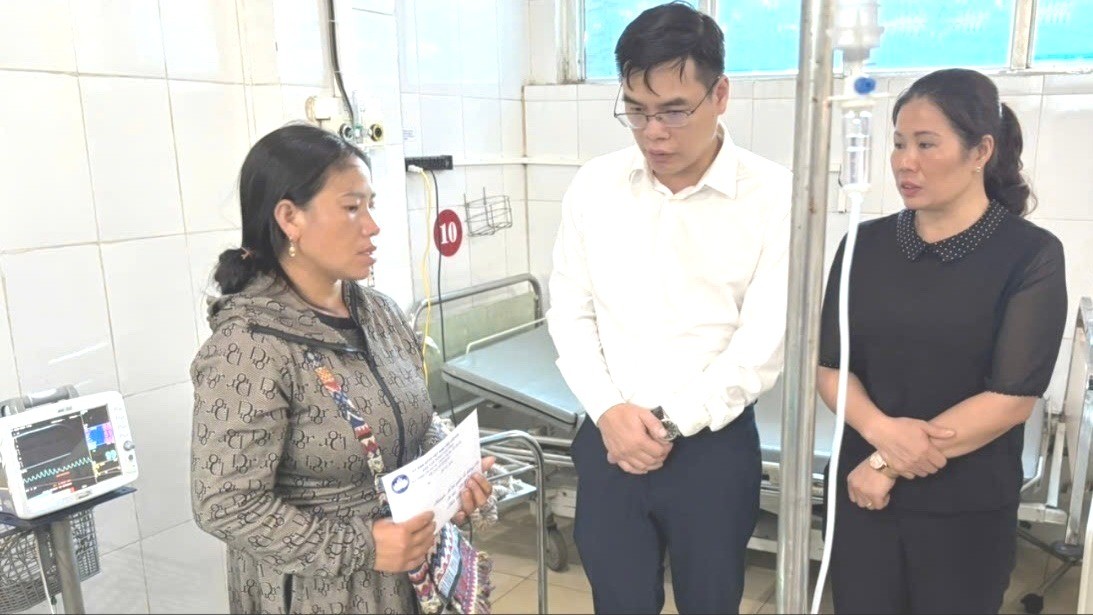 Đồng chí Hà Đức Hải thăm hỏi, động viên gia đình nạn nhân đang điều trị tại Bệnh viện Đa khoa số 3. z6864162665988-8dc8122c8befc5a1dc91ef441c743280-6933.jpg