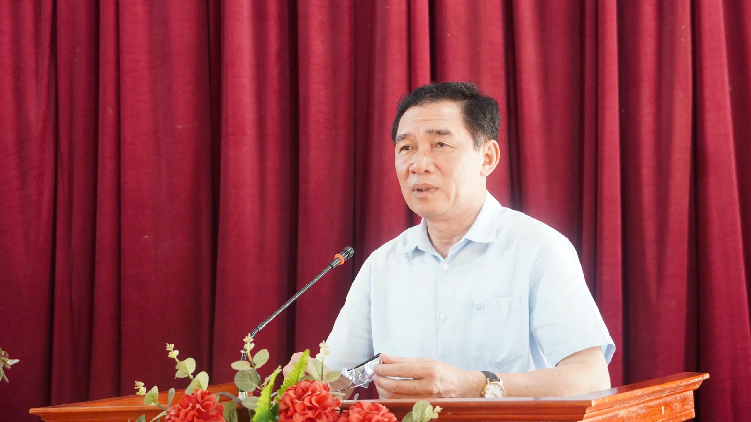 Đồng chí Nguyễn Anh Chuyên,Tỉnh ủy viên, Bí thư Đảng uỷ, Chủ tịch HĐND xã Văn Bàn. dc-nguyen-anh-chuyen-phat-bieu.jpg