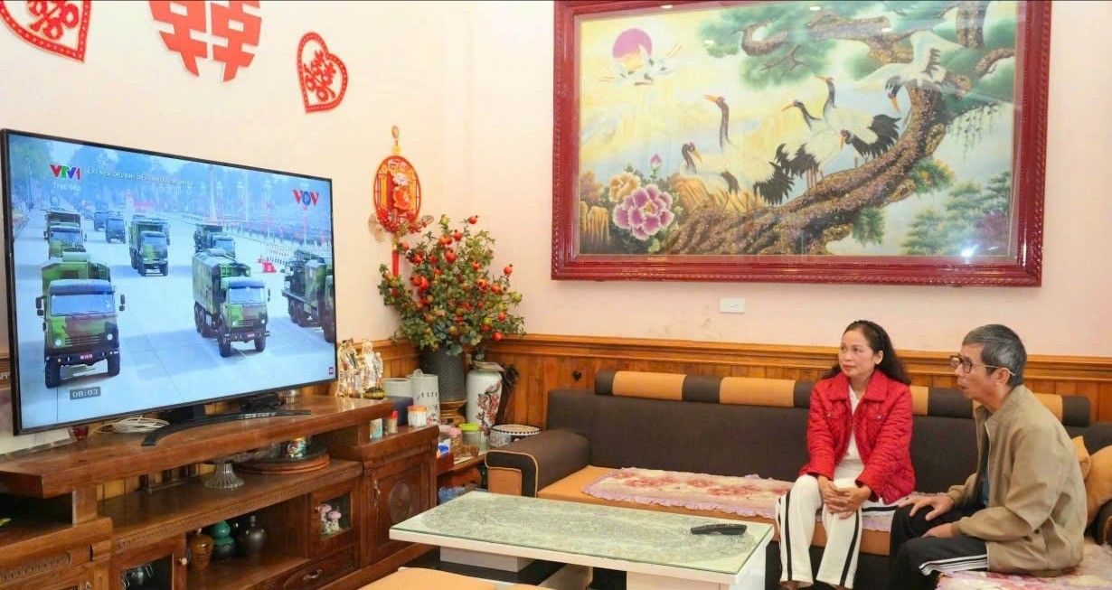 Người dân theo dõi Lễ diễu binh, diễu hành kỷ niệm 80 năm Cách mạng Tháng Tám và Quốc khánh 02/9 qua màn hình nhỏ tại gia đình. sapa5-5564.jpg