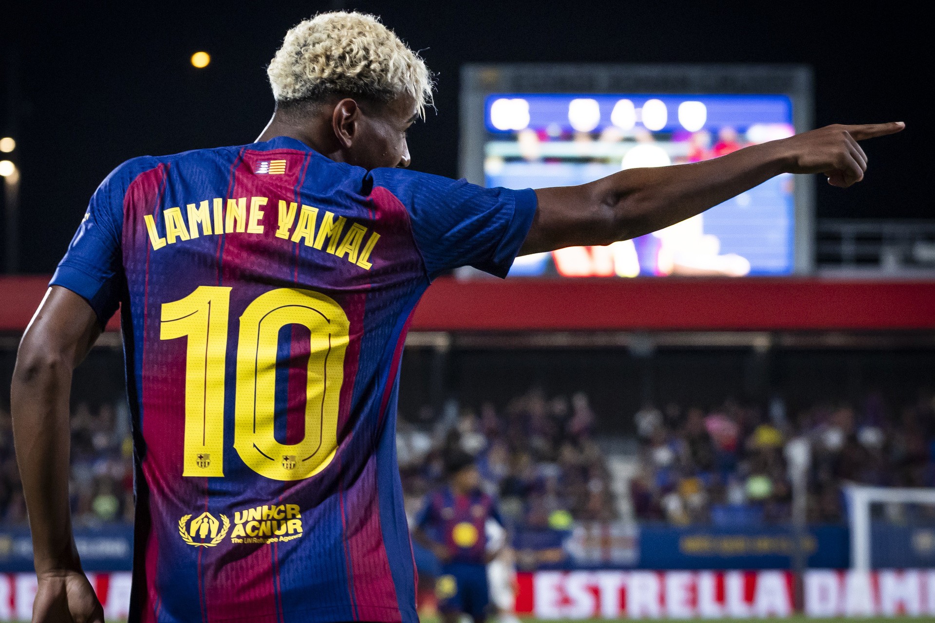 Yamal nhận số 10 biểu tượng của Barca. fcb-lamine-yamal-915.jpg