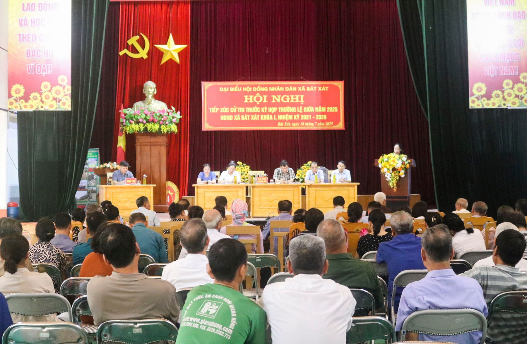 Quang cảnh hội nghị tiếp xúc cử tri xã Bát Xát. quang-canh-hoi-nghi-bat-xat.jpg