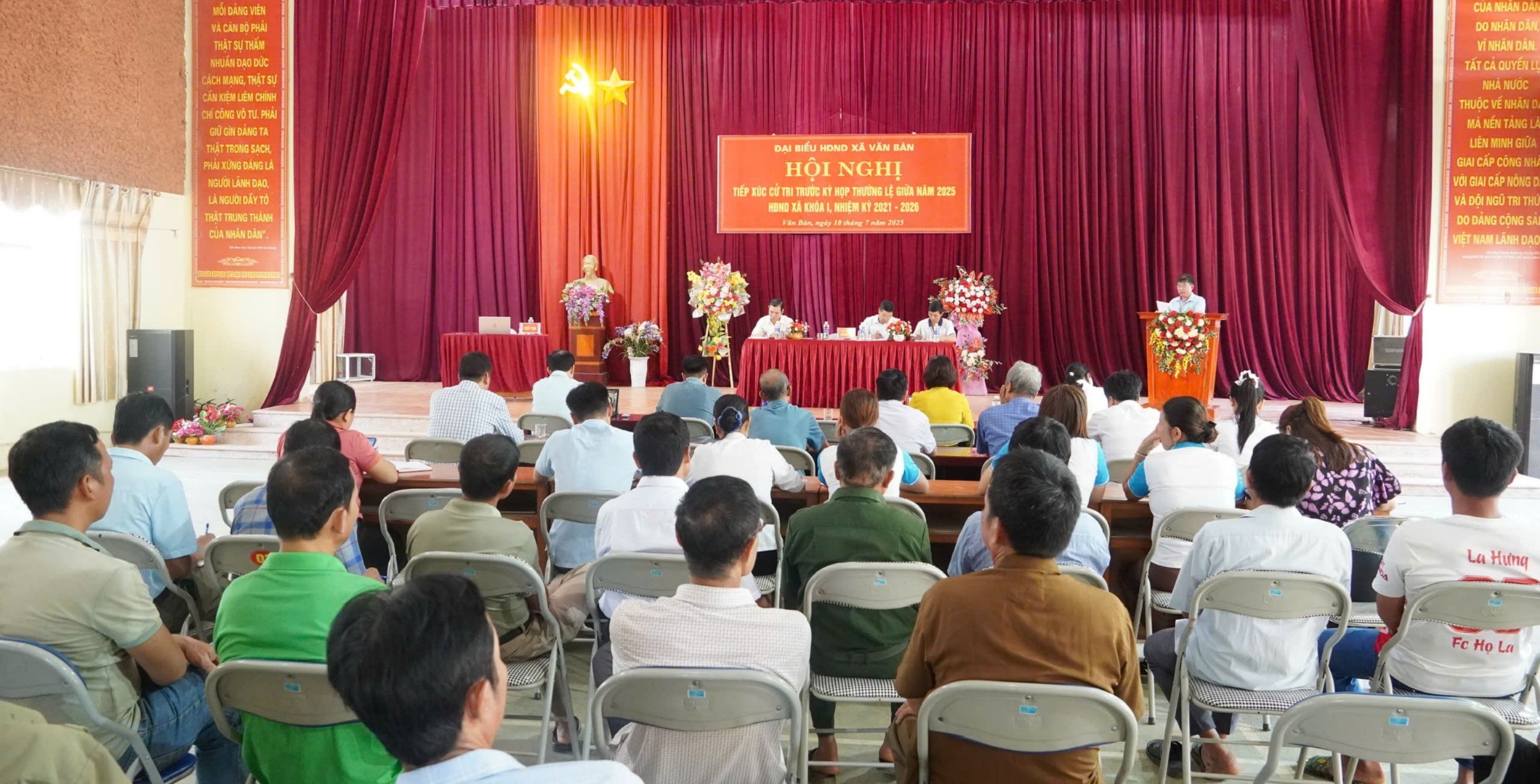 Quang cảnh Hội nghị tiếp xúc cử tri xã Văn Bàn. quang-canh-hoi-nghi-tiep-xuc-van-ban-1539.jpg