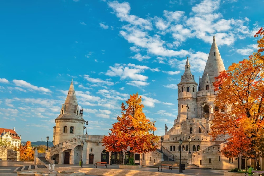 Herbst in der Fischerbastei im Budapester Burgviertel. Mùa thu tại Pháo đài Ngư phủ ở Khu Lâu đài Budapest.