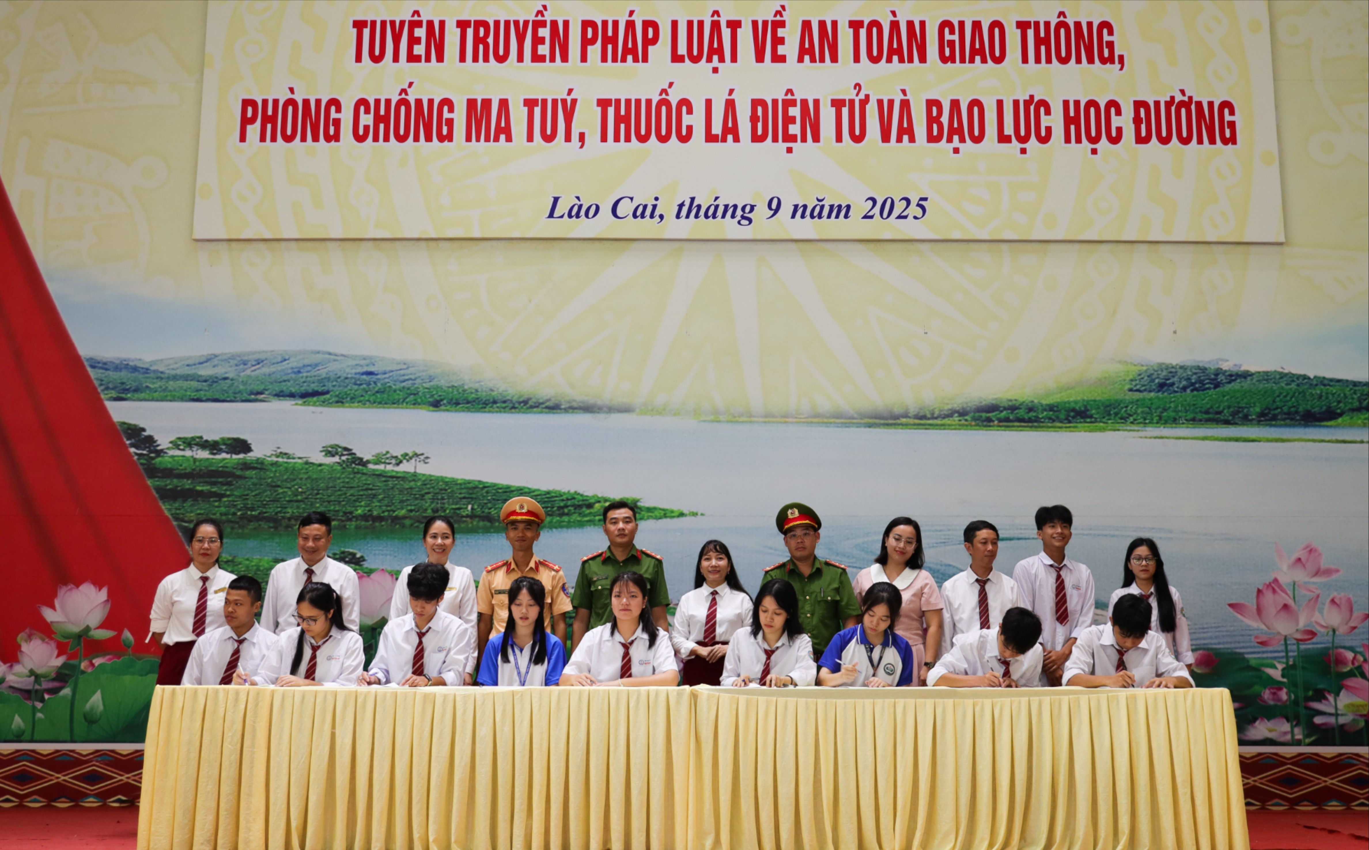 Giáo viên và học sinh Trường THPT Nguyễn Huệ ký cam kết về việc chấp hành quy định pháp luật. anh-62-2116.jpg