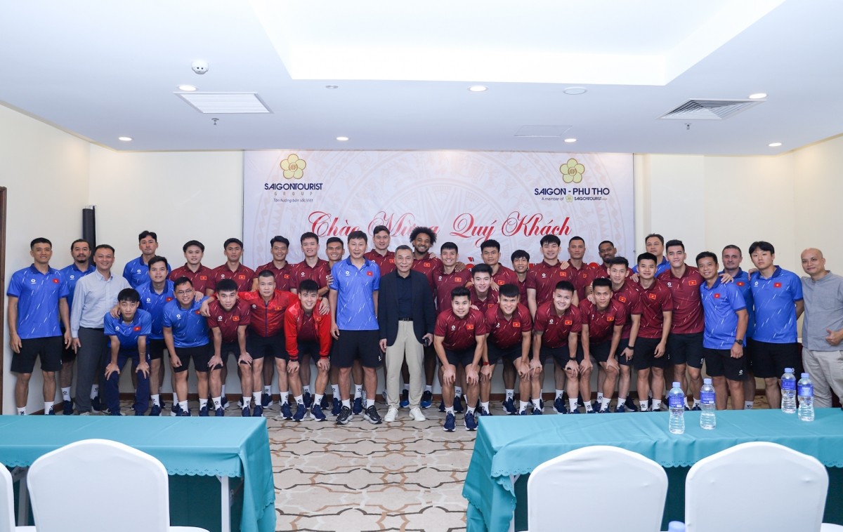 Chủ tịch LĐBĐVN Trần Quốc Tuấn động viên đội tuyển Việt Nam trước chuyến làm khách tại Lào.