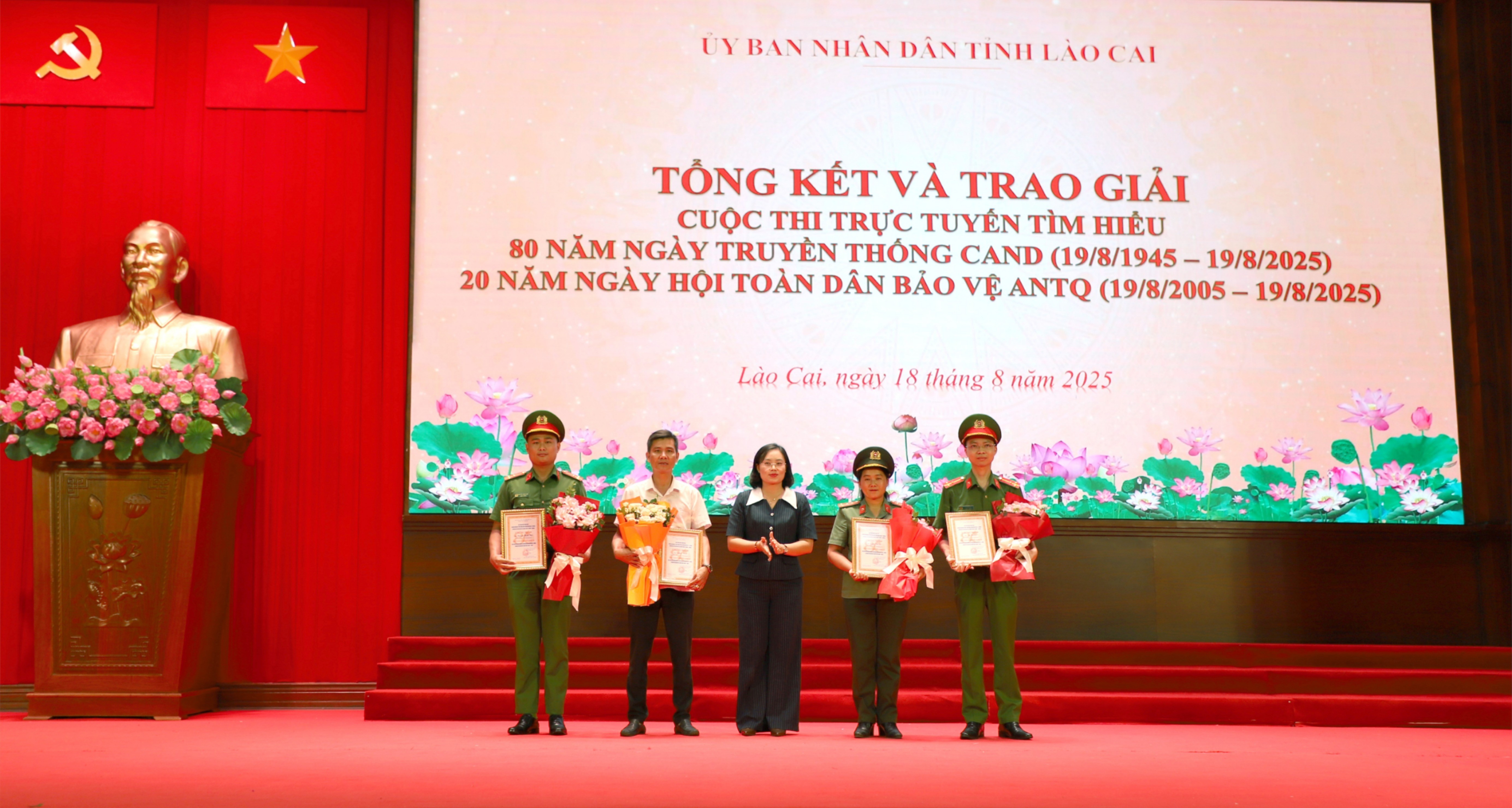 Ban Tổ chức trao giải cho các nhân đạt giải Nhất, Nhì, Ba và Khuyến khích Cuộc thi trực tuyến tìm hiểu 80 năm Ngày truyền thống CAND Việt Nam. anh8-3196.jpg
