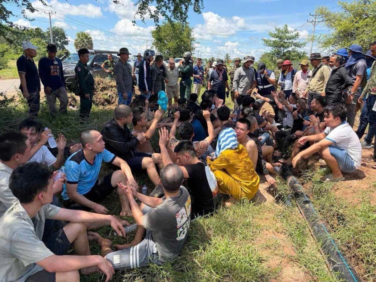 Hình ảnh 37 người Việt Nam tháo chạy từ cơ sở lừa đảo trực tuyến tại Campuchia.