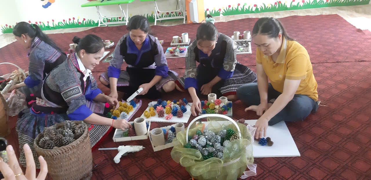 Phụ huynh, học sinh và cô giáo làm đồ dùng từ quả thông. trainghiem1.jpg