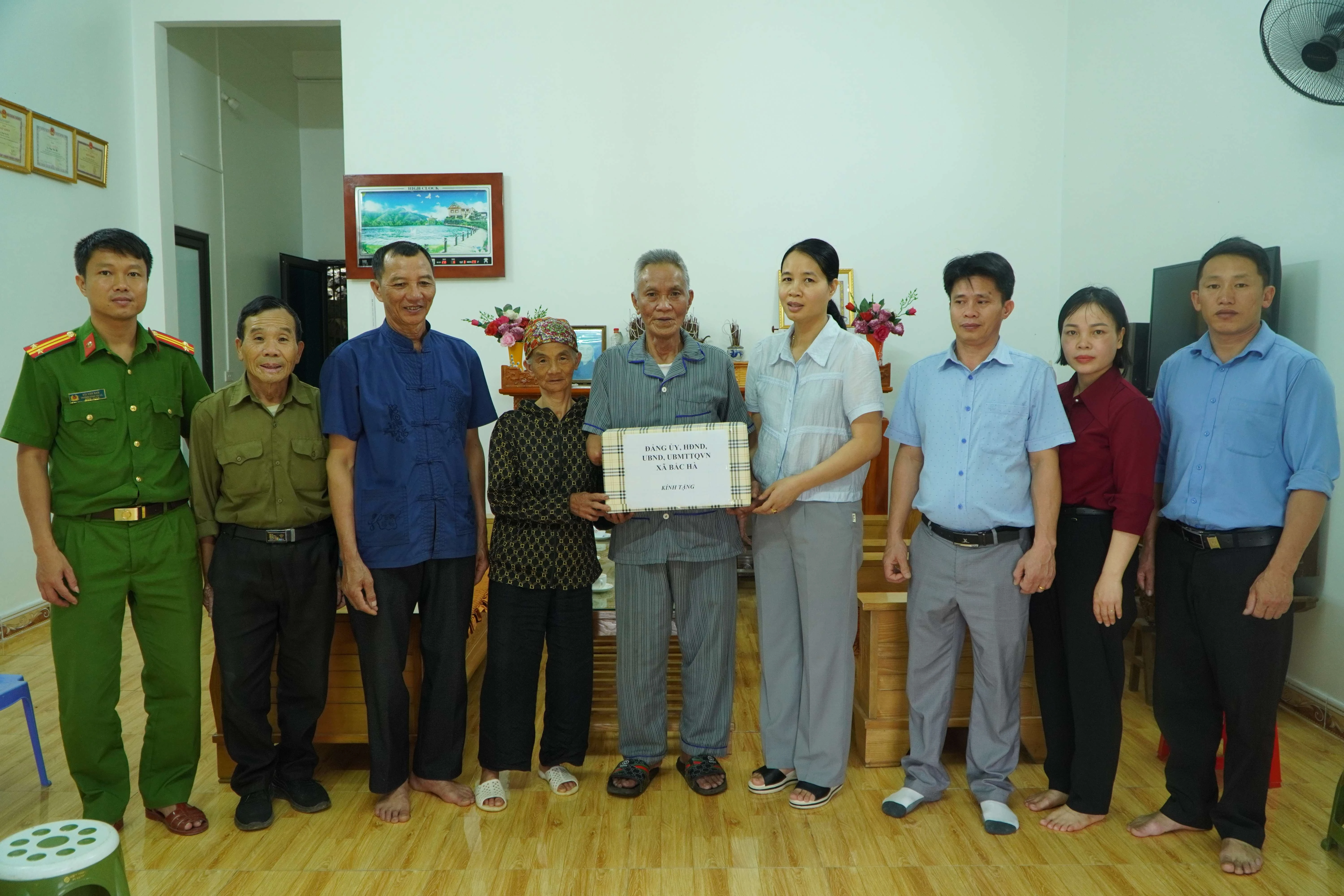 Thăm và tặng quà ông Nông Văn Thề, thương binh 68%, người hoạt động kháng chiến bị nhiễm chất độc hóa học thôn Sín Chải.