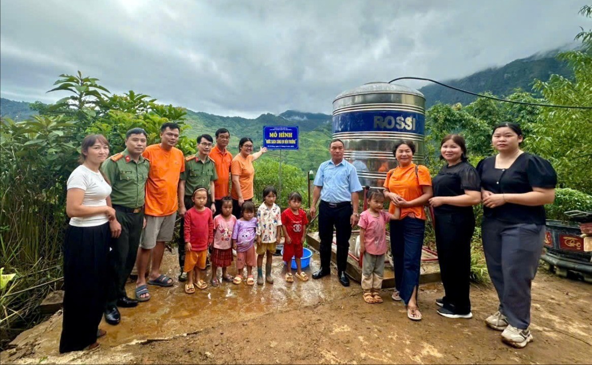 Phòng An ninh điều tra, Công an tỉnh Lào Cai bàn giao công trình nước sạch cho điểm trường Chống Chùa. phong-an-ninh-dieu-tra-cong-an-tinh-lao-cai-ban-giao-cong-trinh-nuoc-sach-cho-diem-truong-chong-chua-9014.jpg