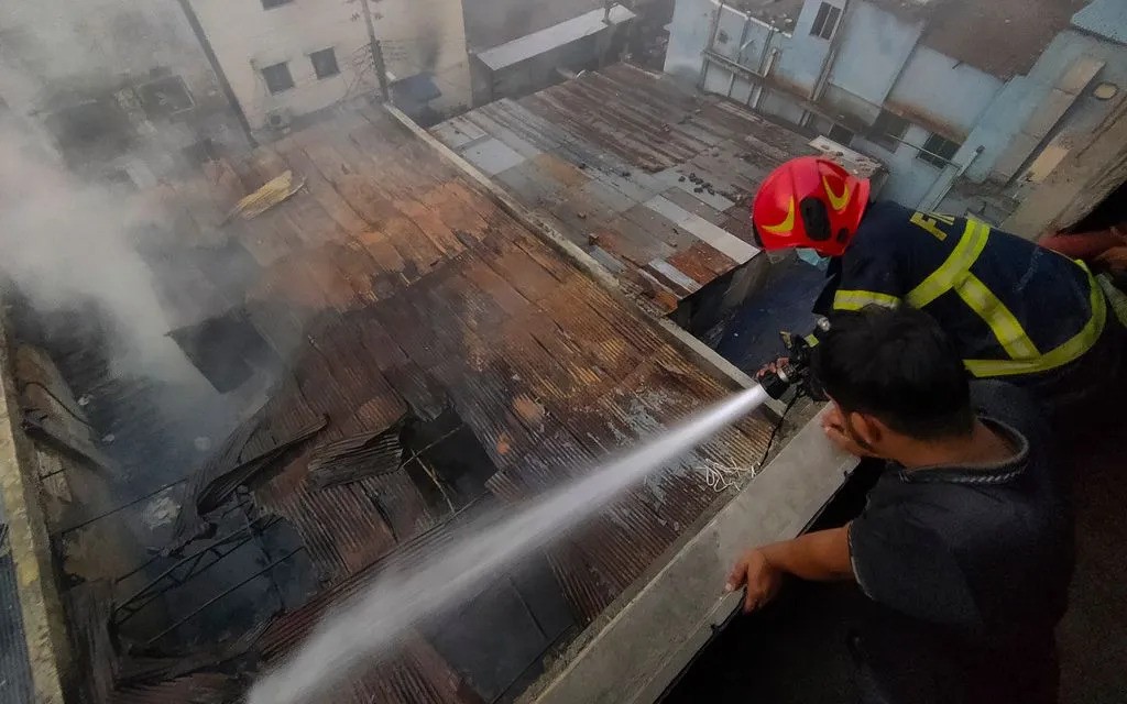 Lính cứu hỏa phun nước dập lửa tại kho hóa chất và nhà máy may ở khu Mirpur, Dhaka, Bangladesh. chaynhamay.jpg