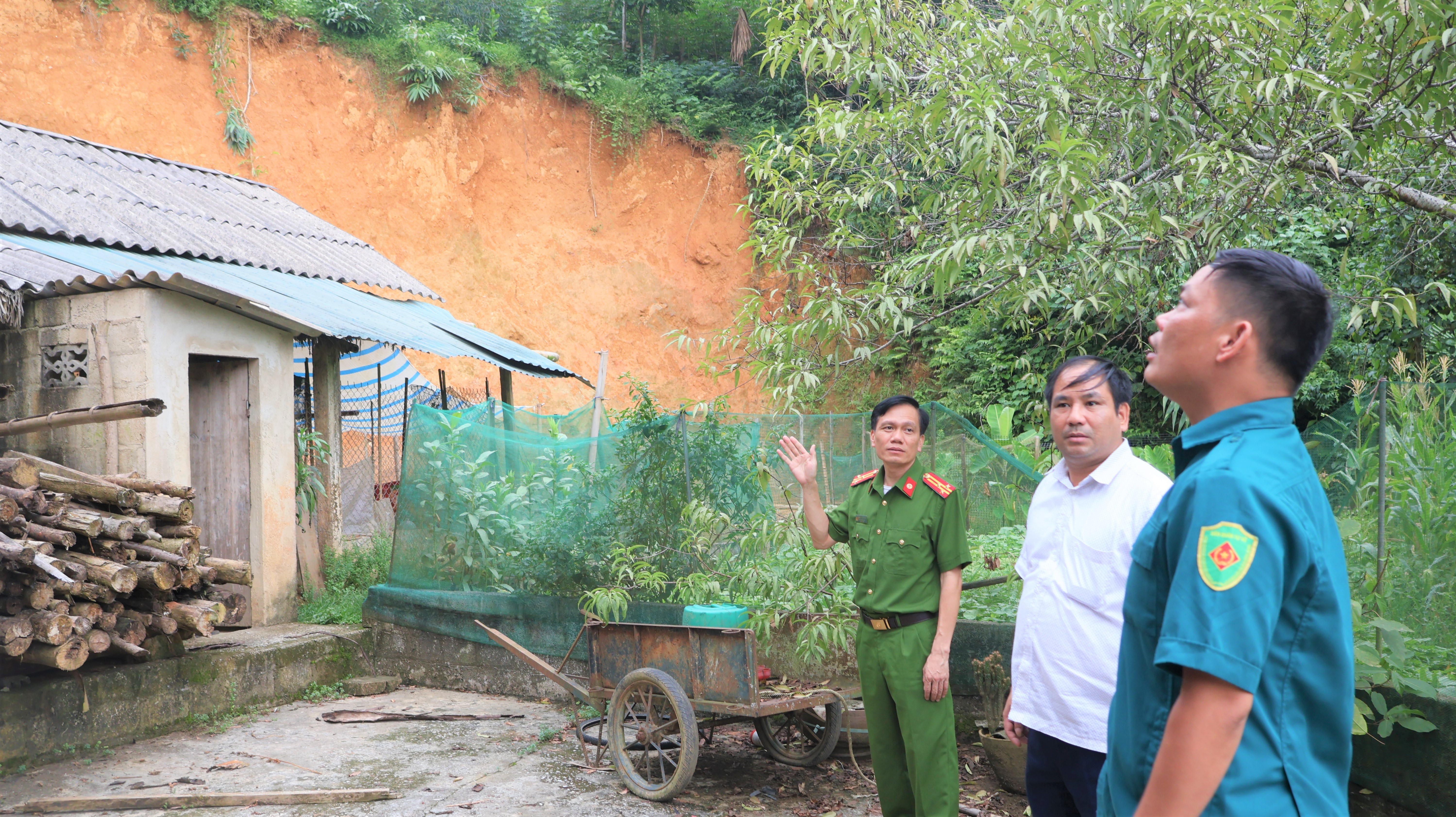 Lãnh đạo UBND xã Lục Yên tuyên truyền người dân thôn Cây Mơ di dời ra khỏi khu vực có nguy cơ sạt lở đất. lanh-dao-ubnd-xa-luc-yen-tuyen-truyen-nguoi-dan-thon-cay-mo-di-doi-ra-khoi-khu-vuc-nguy-co-sat-lo-dat-vao-nha-o-1.jpg