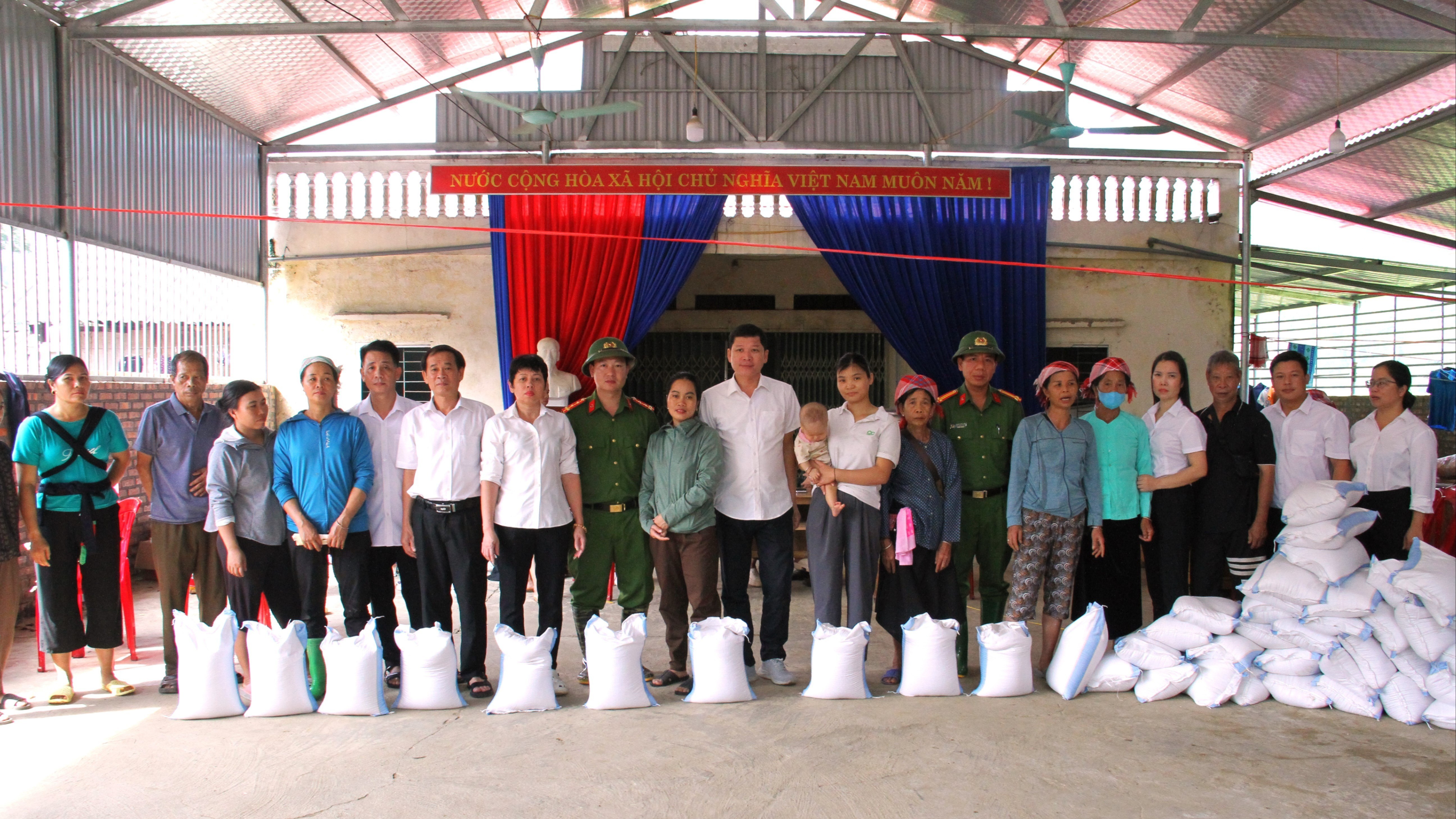 Hỗ trợ gạo cho người dân thôn Ít Nộc và Làng Chút bị ảnh hưởng và cô lập trong mưa lũ. br-vanban-3.jpg