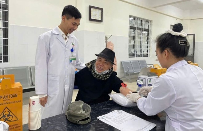 Bác sĩ Nguyễn Quốc Huy thăm khám cho bệnh nhân. Bác sĩ Nguyễn Quốc Huy thăm khám cho bệnh nhân.