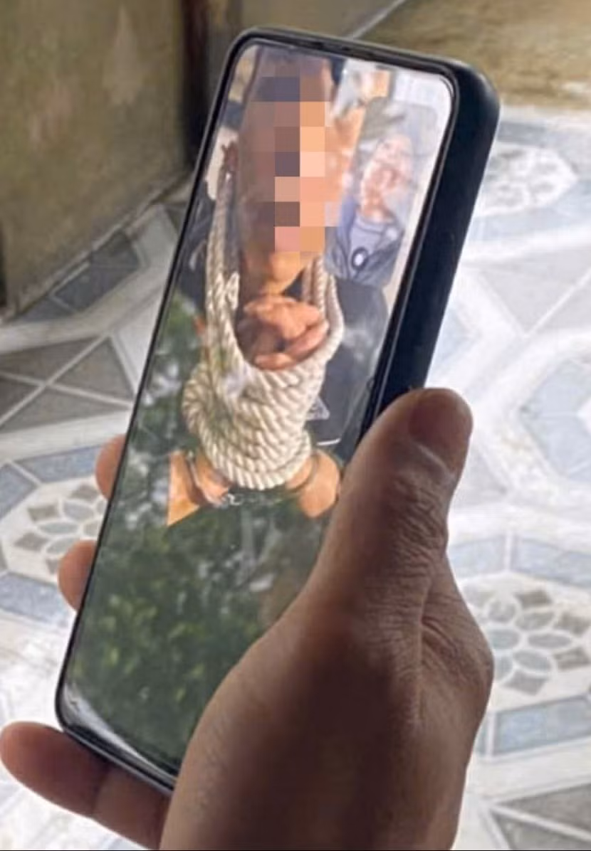 Hình ảnh anh H bị các đối tượng trói tay, đánh đập để đòi tiền chuộc.