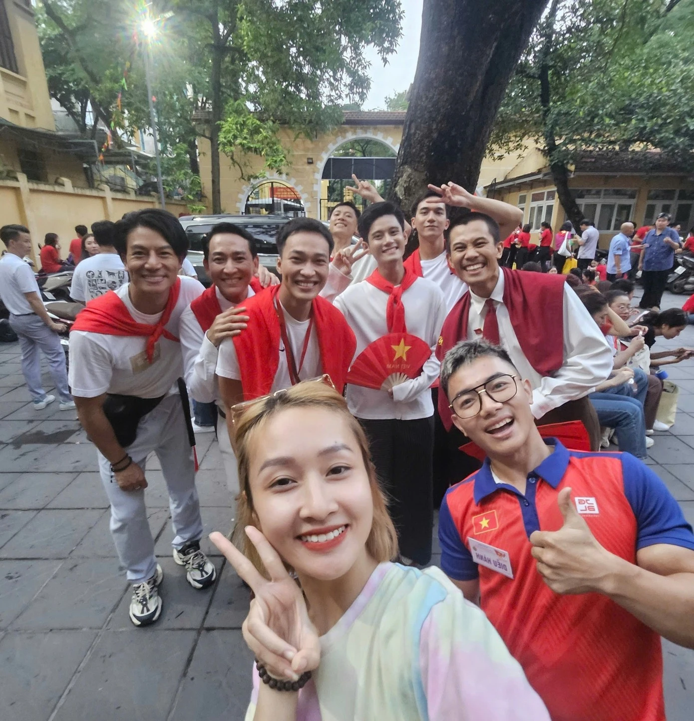 Phạm Phước Hưng vui vẻ chụp hình cùng dàn sao phim Mưa Đỏ...