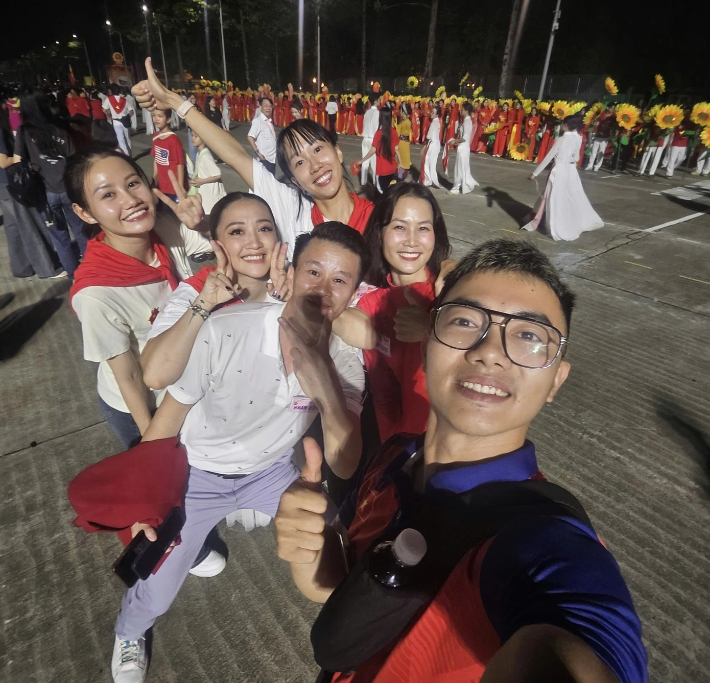 ...và nhiều nghệ sỹ nổi tiếng khác thuộc khối diễu hành văn hóa - thể thao.