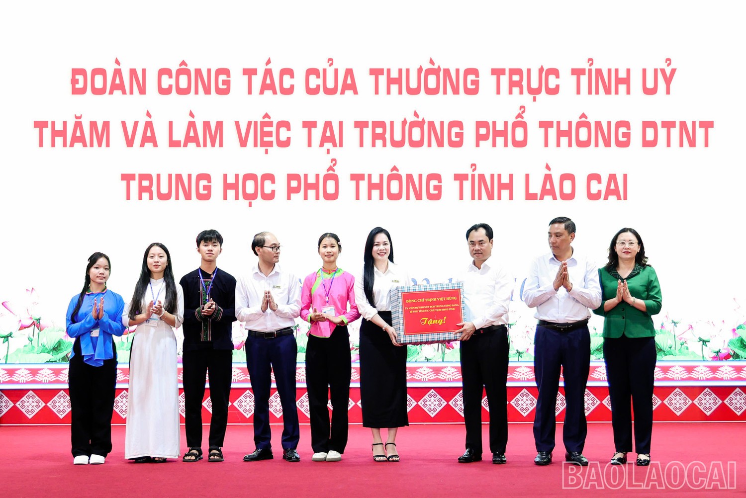 Đồng chí Bí thư Tỉnh ủy Trịnh Việt Hùng và Đoàn công tác thăm, tặng quà Trường phổ thông Dân tộc Nội trú THPT Lào Cai. bithu3.jpg