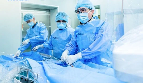 Các bác sĩ thực hiện đặt stent cho người bệnh.