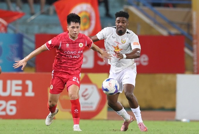 Đình Trọng trong một pha cản phá cầu thủ Hà Tĩnh.