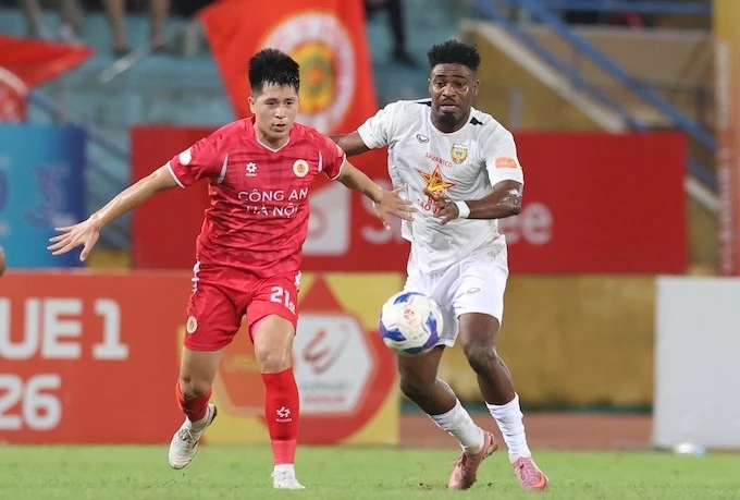 Đình Trọng trong một pha cản phá cầu thủ Hà Tĩnh.