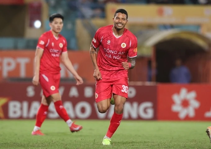 Niềm vui của ngoại binh CAHN khi nâng tỷ số lên 2-0.