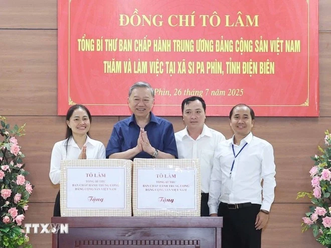 Tổng Bí thư Tô Lâm tặng quà xã Si Pa Phìn, tỉnh Điện Biên.