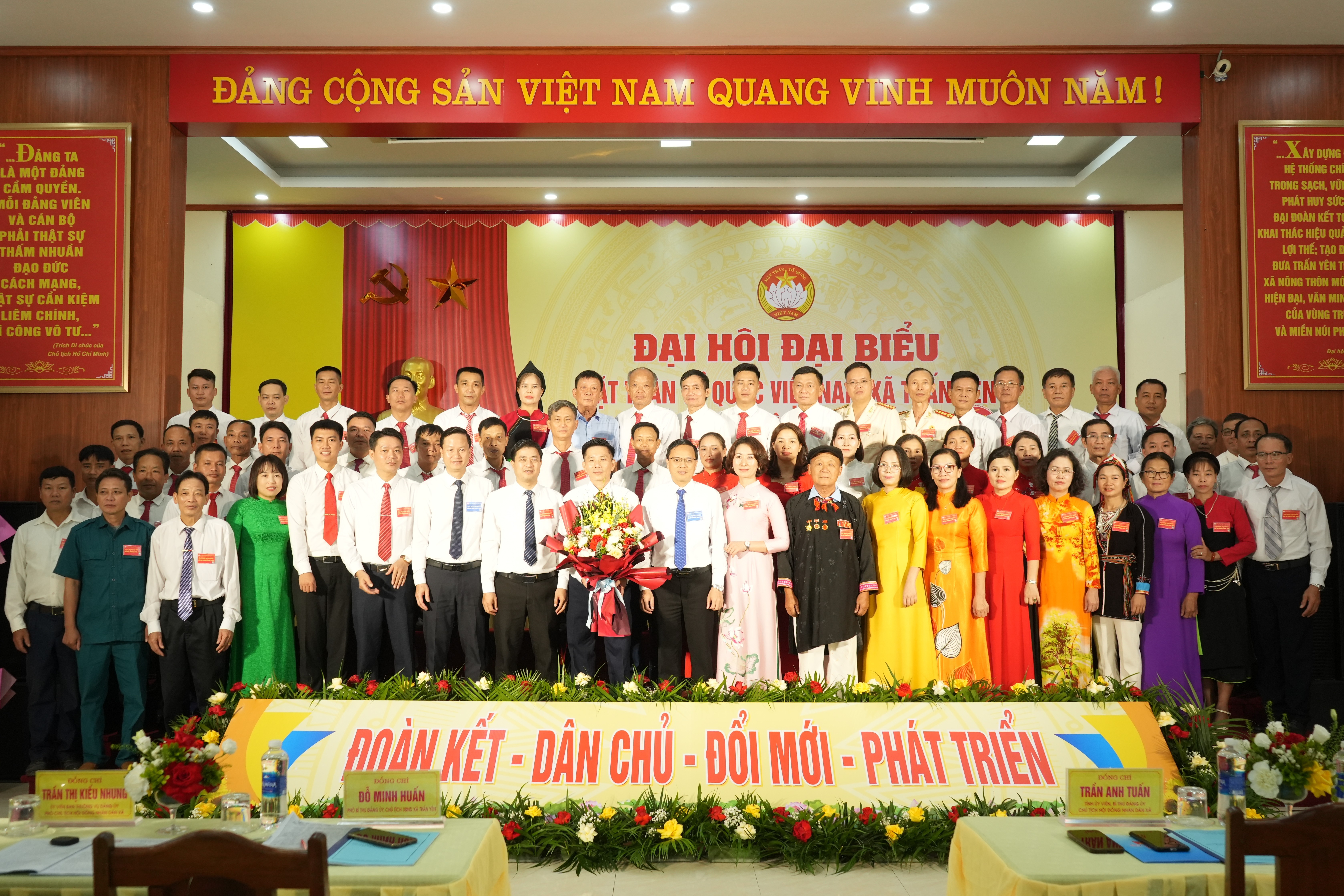Thường trực Đảng ủy xã tặng hoa chúc mừng 65 Ủy viên Ủy ban MTTQ Việt Nam xã Trấn Yên khóa I , nhiệm kỳ 2025 - 2030. 1.jpg