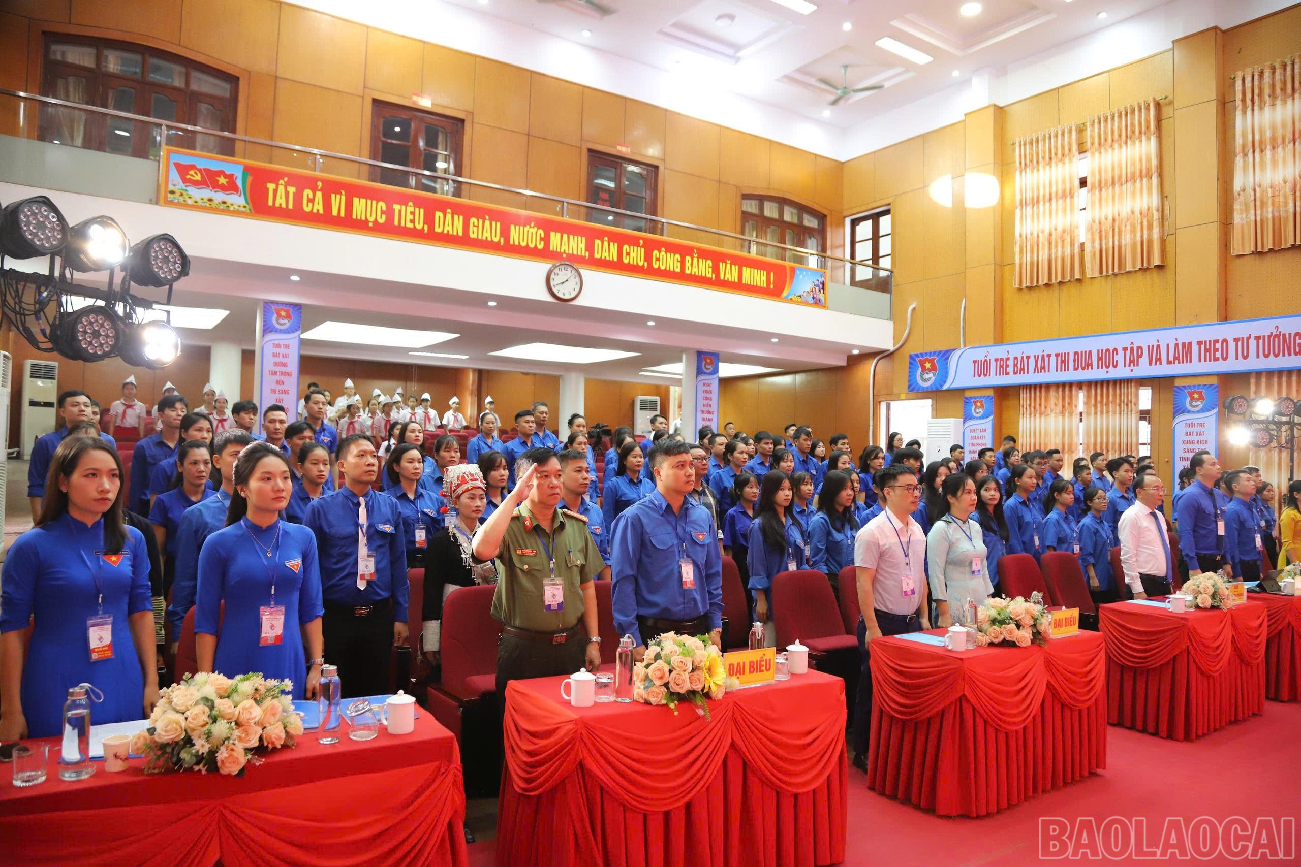 Đại biểu thực hiện nghi lễ chào cờ. baolaocai-br_chaoco.jpg