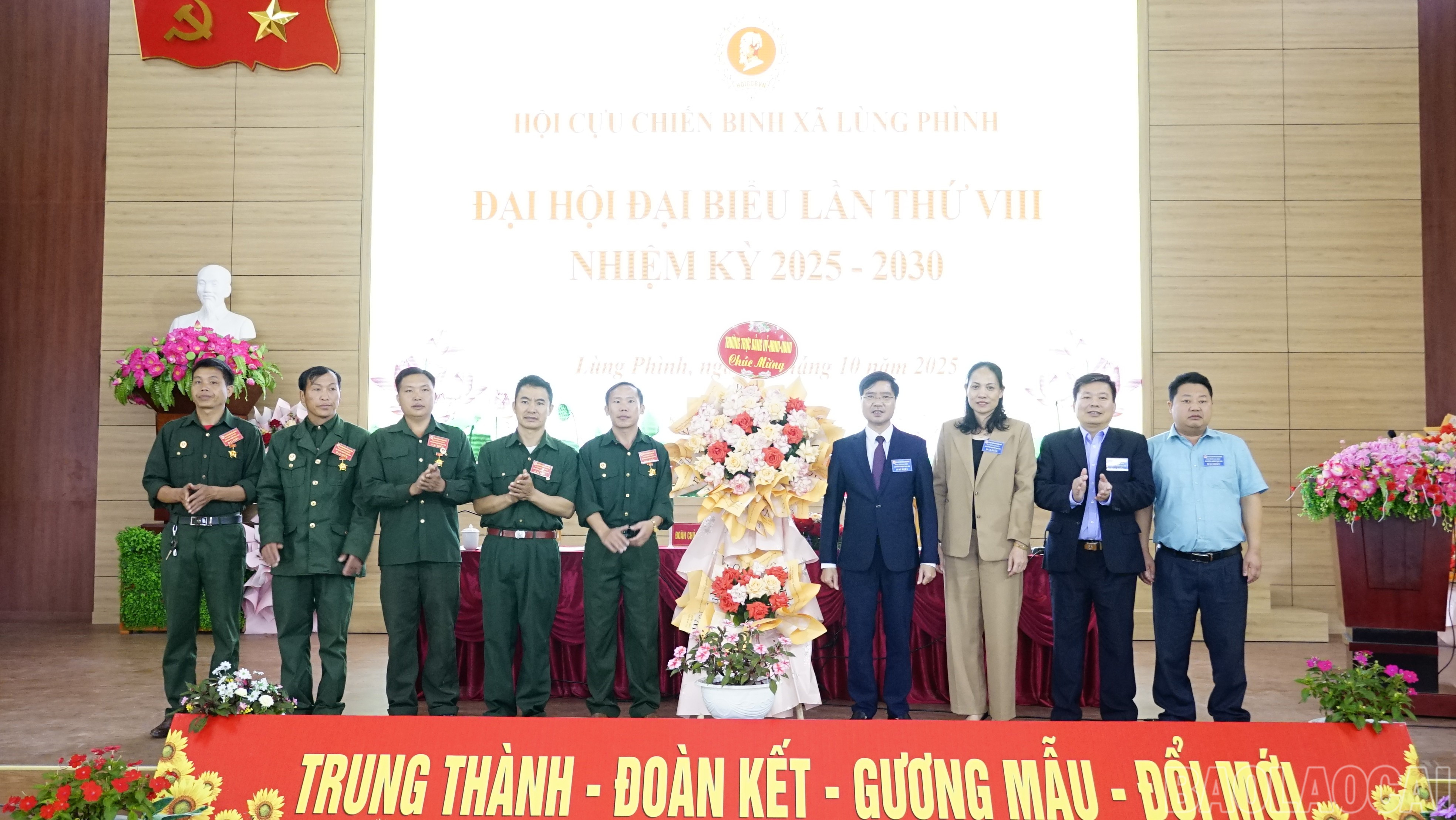 Lãnh đạo xã phát biểu, tặng hoa chúc mừng đại hội. baolaocai-br_dsc3497.jpg