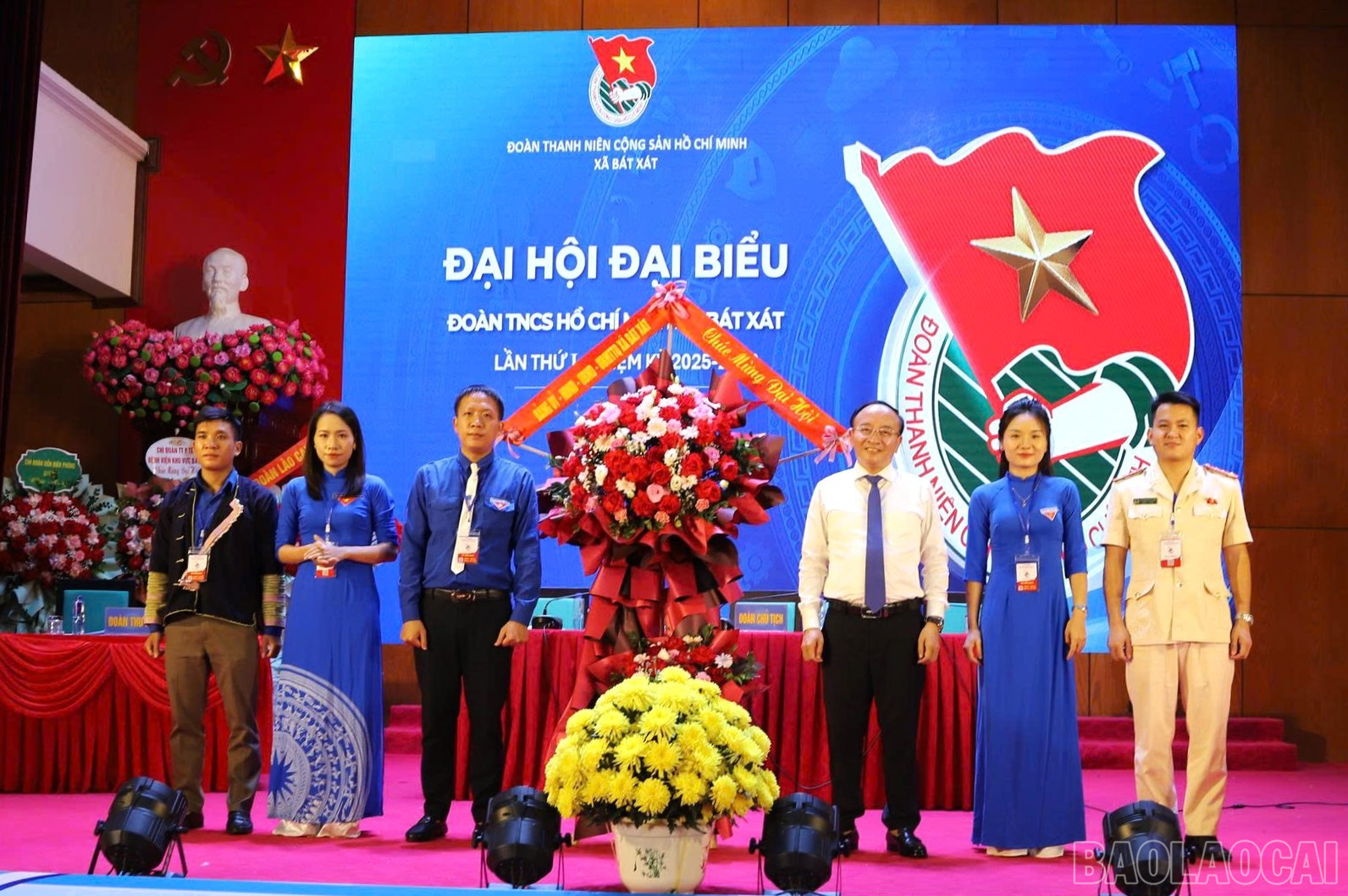 Lãnh đạo xã phát biểu, tặng hoa chúc mừng đại hội. baolaocai-br_tanghoaxa.jpg