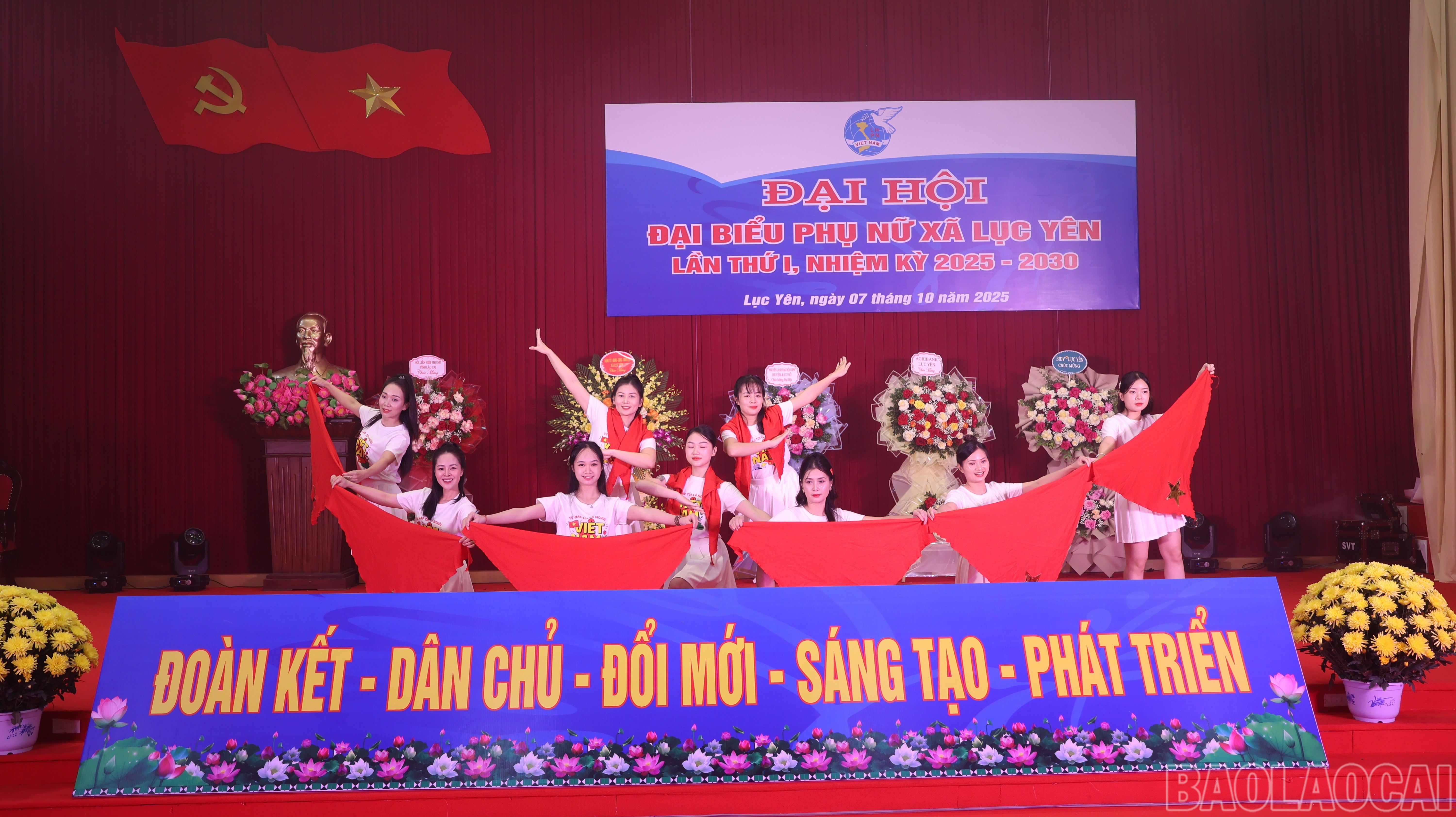 Văn nghệ chào mừng đại hội. baolaocai-br_vannghe.jpg