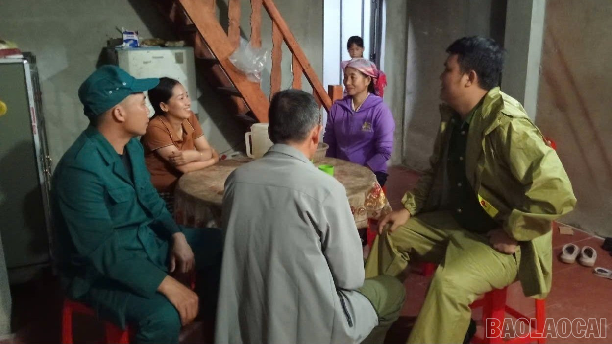 Lực lượng chức năng xã vận động các hộ dân di chuyển khỏi khu vực nguy hiểm. baolaocai-br_557731017-1685627442491403-7712390612597854472-n-3452.jpg