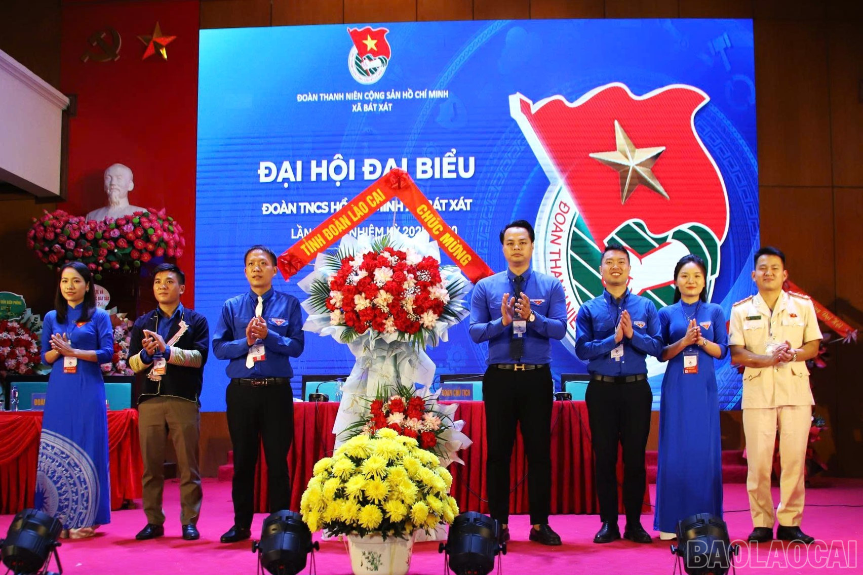 Lãnh đạo Tỉnh đoàn tặng hoa chúc mừng đại hội. baolaocai-br_tanghoatinhdoan.jpg