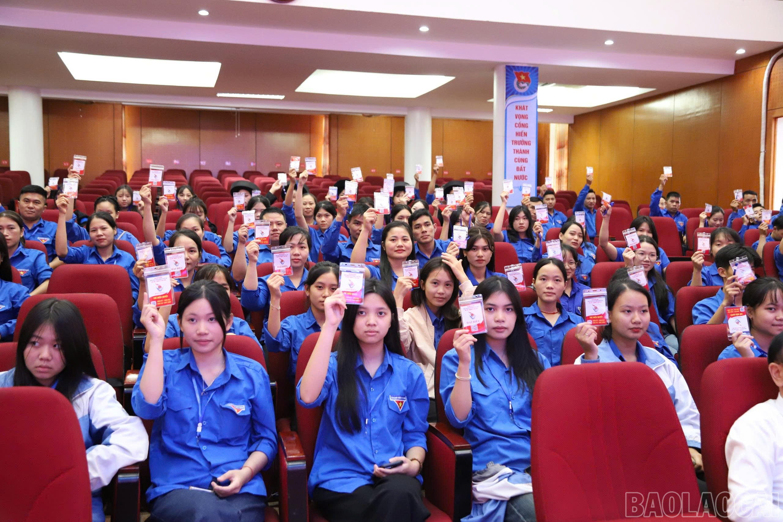 Biểu quyết thông qua Nghị quyết đại hội. baolaocai-br_bieuquyet.jpg