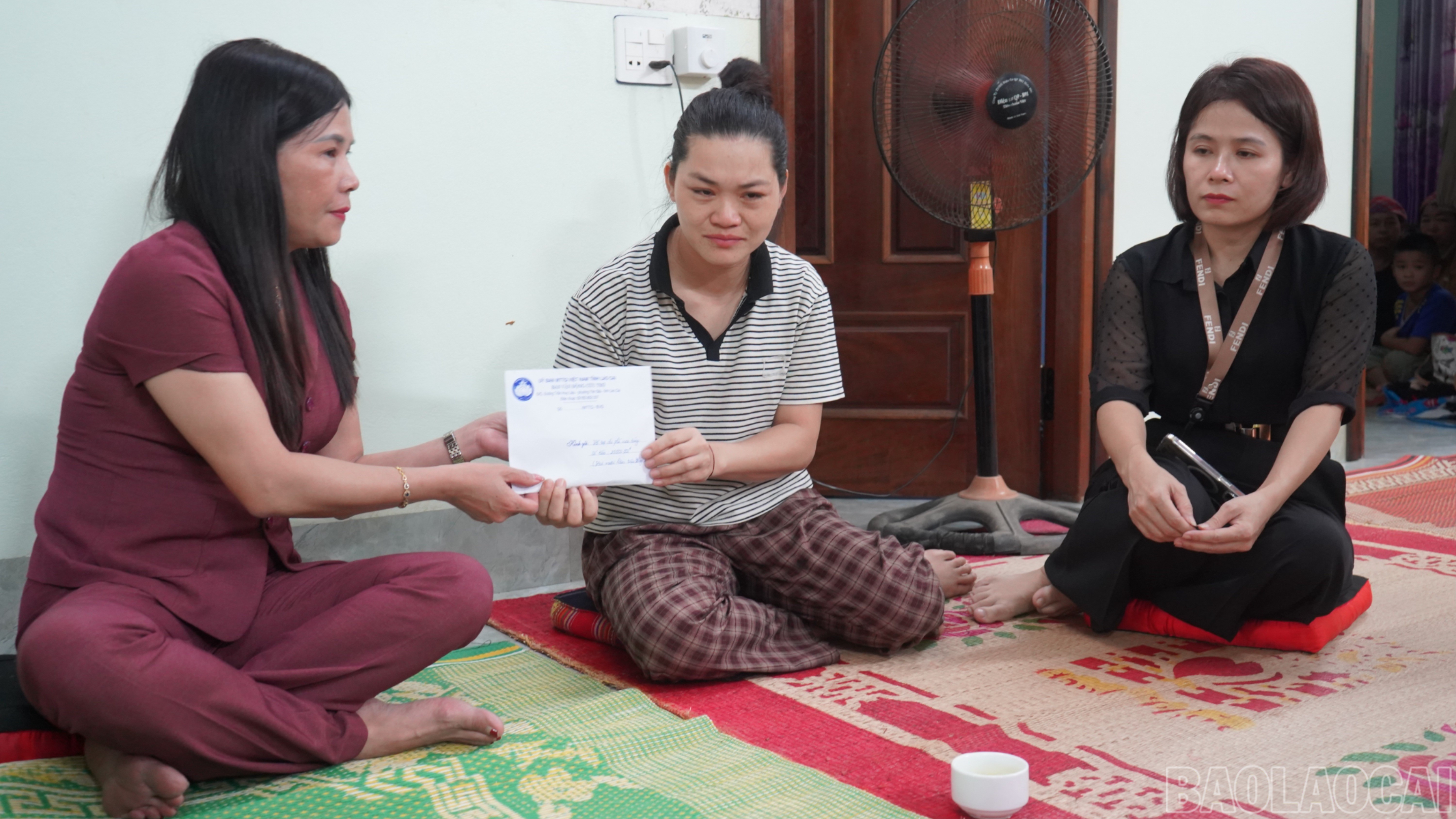 Đoàn công tác trao kinh phí hỗ trợ mai táng cho gia đình 2 nạn nhân tử vong. baolaocai-br_br-traoqua-1.jpg