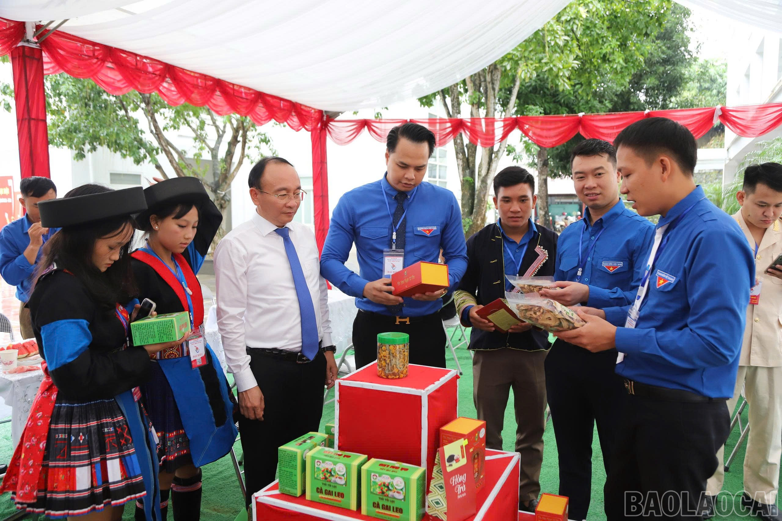 Các đại biểu tham quan gian hàng thanh niên bên lề đại hội. baolaocai-br_11.jpg