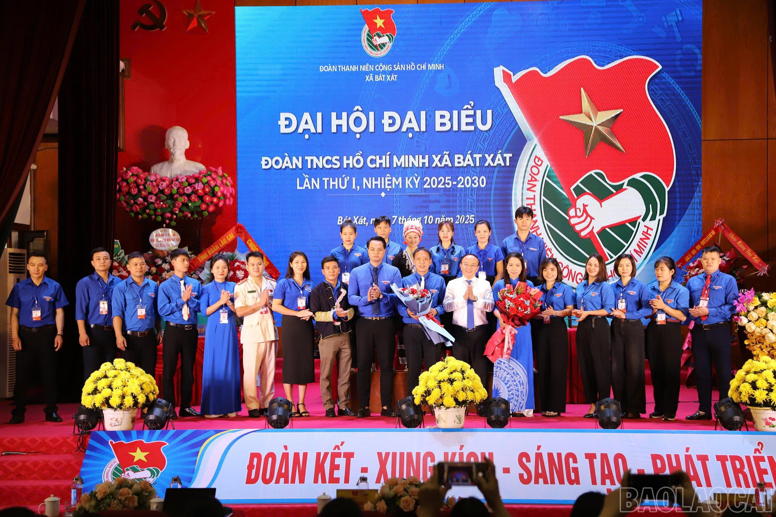 Lãnh đạo Tỉnh đoàn, Đảng ủy xã tặng hoa chúc mừng BCH khóa mới. baolaocai-br_tanghoa-1.jpg