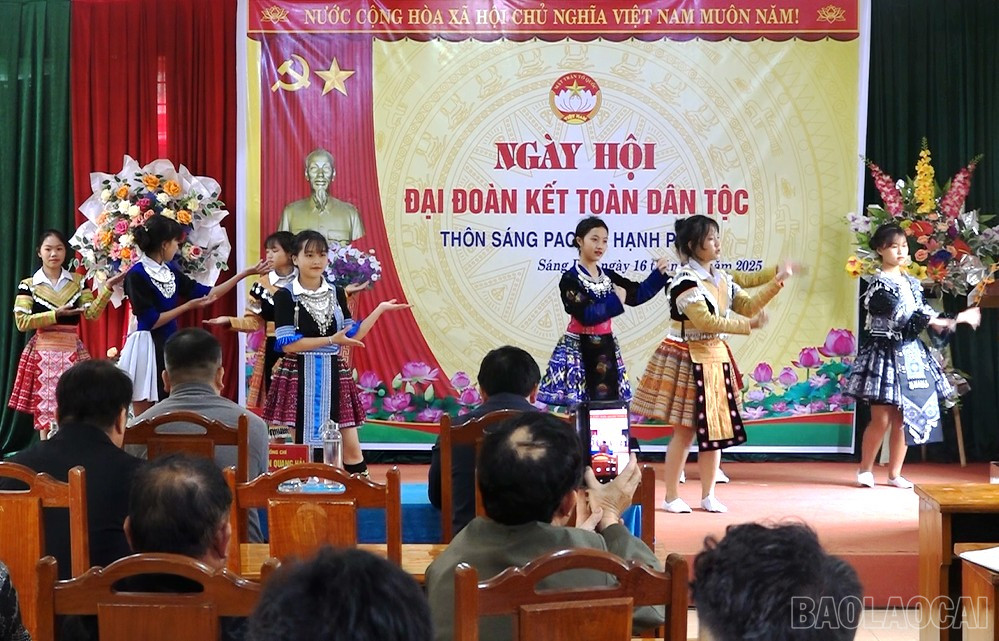 Văn nghệ chào mừng ngày hội.