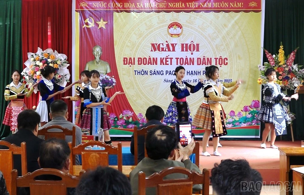 Văn nghệ chào mừng ngày hội.
