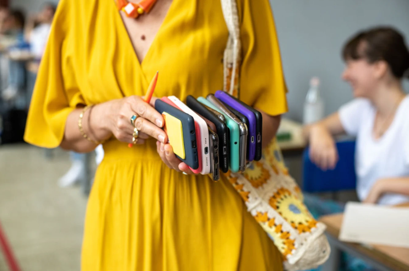 Nhiều nước đã thúc đẩy việc cấm sử dụng điện thoại di động trong lớp học và giáo viên có quyền thu điện thoại của học sinh trước giờ học.