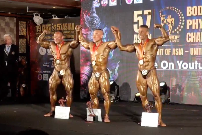 Nguyễn Viết Phú (giữa) giành HCV hạng dưới 80 kg nam lứa tuổi 40-49.