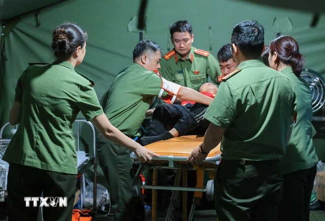 Các bác sỹ của Công an Hà Nội khẩn trương sơ cứu cho người dân bị ngã, có hiện tượng co giật khi đi xem lễ diễu binh, diễu hành tại trạm y tế dã chiến phố Liễu Giai. Các bác sỹ của Công an Hà Nội khẩn trương sơ cứu cho người dân bị ngã, có hiện tượng co giật khi đi xem lễ diễu binh, diễu hành tại trạm y tế dã chiến phố Liễu Giai.