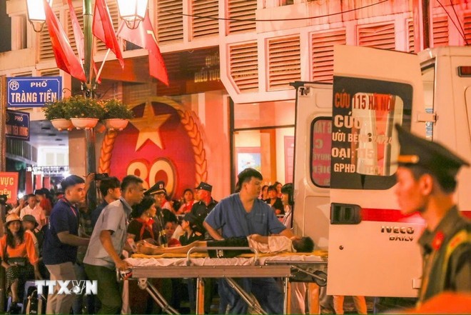 Lực lượng chức năng hỗ trợ y tế một người dân gặp vấn đề về sức khỏe tại phố Tràng Tiền ngày 30/8. Lực lượng chức năng hỗ trợ y tế một người dân gặp vấn đề về sức khỏe tại phố Tràng Tiền ngày 30/8.