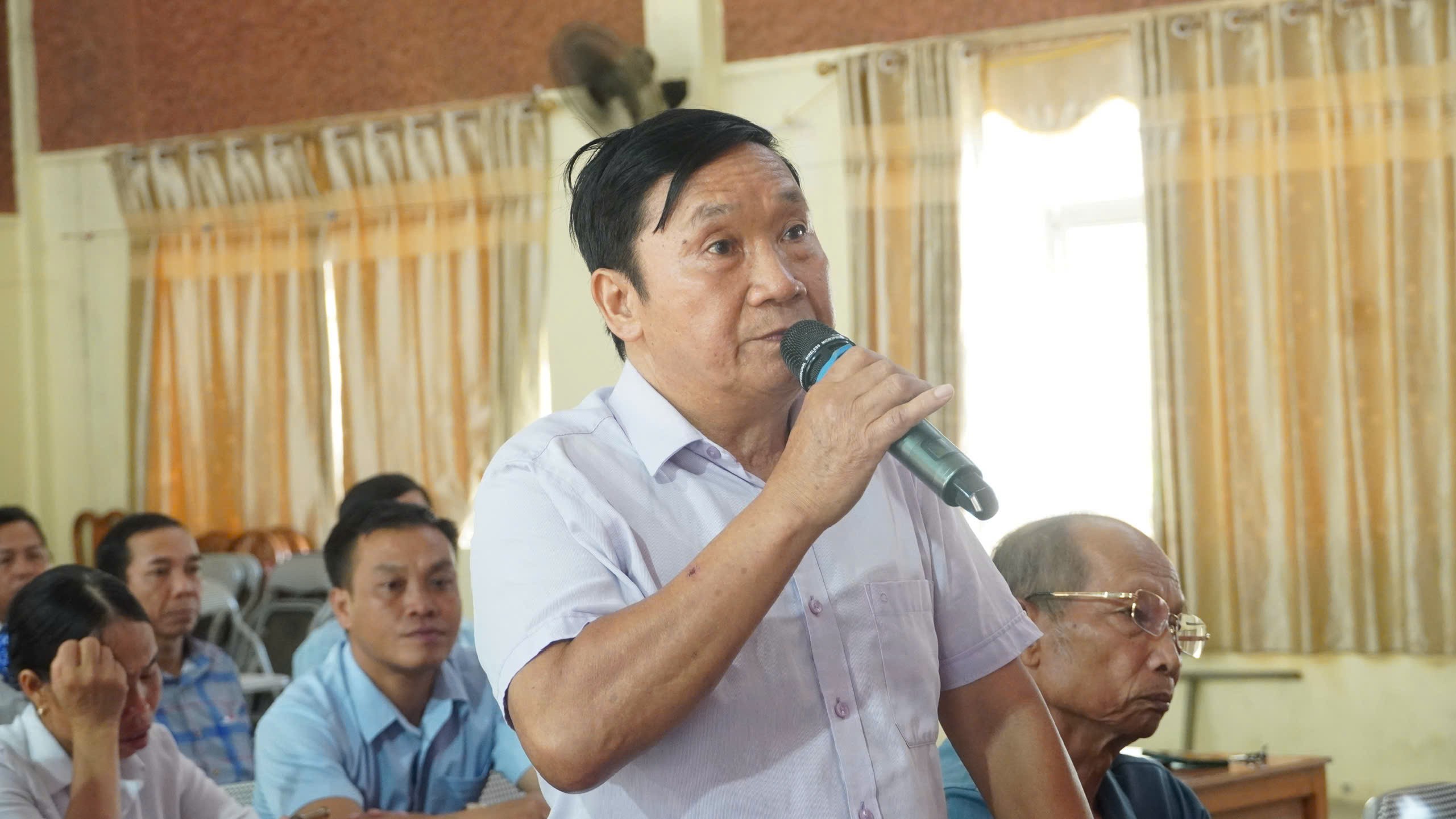 Đại diện cử tri phát biểu ý kiến. van-ban-cu-tri-phat-bieu-1.jpg