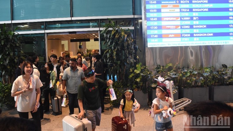 Chuyến bay đưa 174 hành khách đến Đà Nẵng chiều 20/10. Chuyến bay đưa 174 hành khách đến Đà Nẵng chiều 20/10.