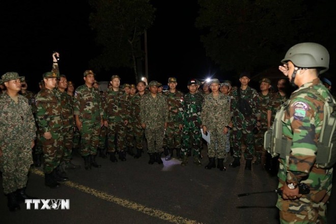 Các quan sát viên ASEAN giám sát hoạt động rút khí tài quân sự, vũ khí hạng nặng của Quân đội Campuchia khỏi khu vực biên giới tranh chấp.