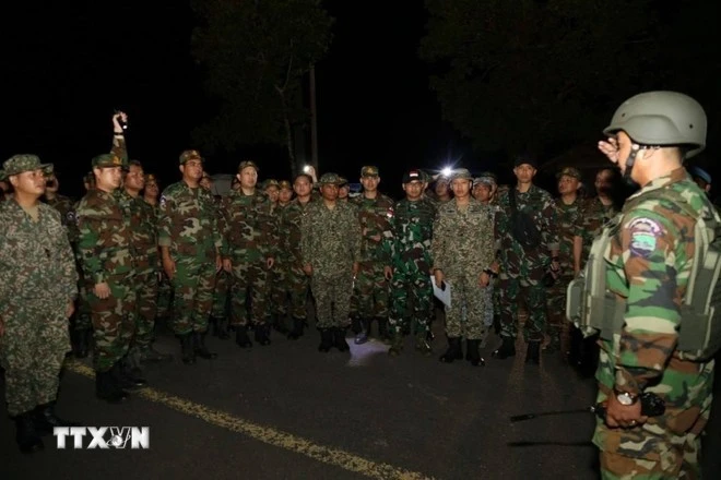 Các quan sát viên ASEAN giám sát hoạt động rút khí tài quân sự, vũ khí hạng nặng của Quân đội Campuchia khỏi khu vực biên giới tranh chấp.